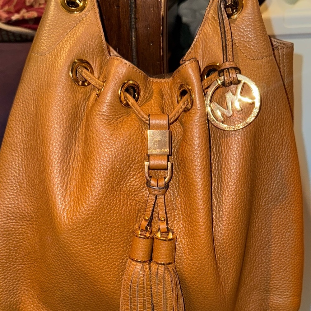 MICHAEL KORS BROWN LEATHER BAG;
EXCELLENT CONDITION:;LOOKS DRAW STRING BUT SNAPS
